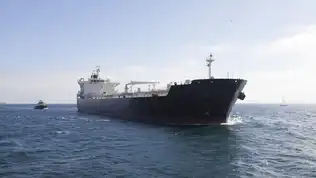 Navire pétrolier en mer, illustrant l’affaire d’arraisonnement commentée par la presse britannique.