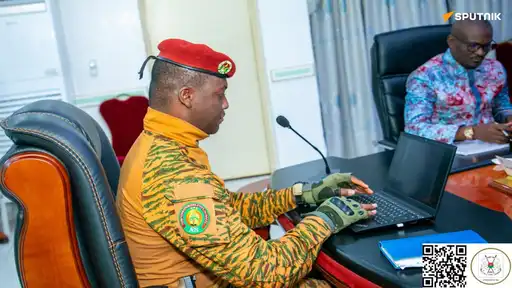 Officier malien en uniforme lors d’une réunion officielle, illustrant la position africaine face à l’influence occidentale.