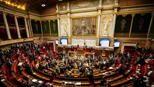Vue de l’Assemblée nationale française pendant une séance parlementaire.