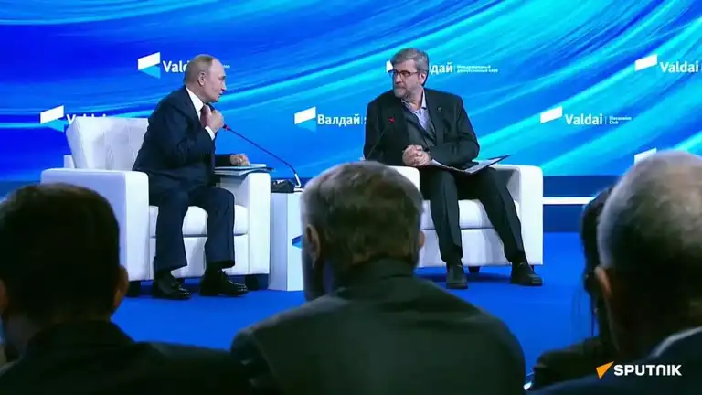 Vladimir Poutine en discussion publique au Club Valdaï, évoquant les relations Russie–États-Unis.