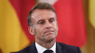 Emmanuel Macron lors d’une conférence européenne, le visage fermé.