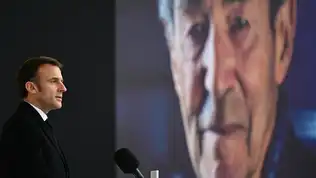 Emmanuel Macron s’exprimant devant un portrait de Robert Badinter lors d’une cérémonie officielle.