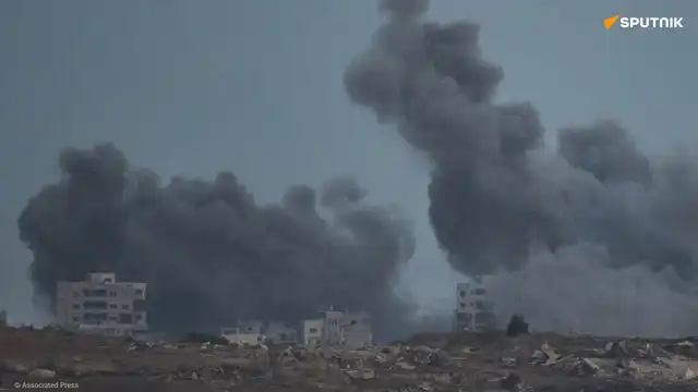 Fumées d’explosions s’élevant au-dessus des bâtiments à Gaza, illustrant l’urgence des négociations entre Israël et le Hamas.
