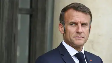 Portrait d’Emmanuel Macron lors d’une conférence officielle en France.