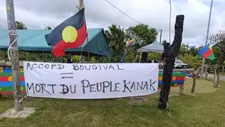 Une banderole en Nouvelle-Calédonie proclamant la mort du peuple kanak face à l’accord de Bougival.