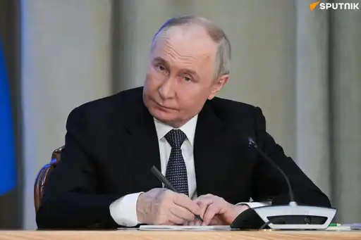 Vladimir Poutine signant la loi de ratification du traité de partenariat stratégique entre la Russie et le Venezuela.