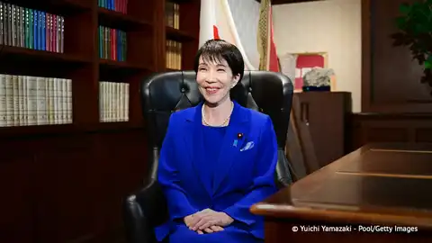 Sanae Takaichi, nouvelle Première ministre du Japon, assise dans son bureau officiel.