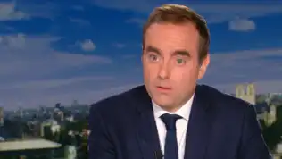 Sébastien Lecornu s’exprimant lors d’une interview télévisée sur la situation politique française.