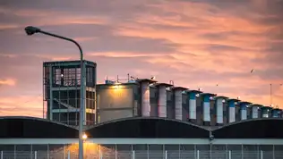 Photo d’une prison française au coucher du soleil, illustrant la surpopulation carcérale.