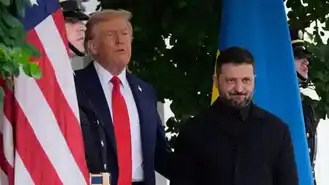 Donald Trump et Volodymyr Zelensky côte à côte devant les drapeaux américain et ukrainien.