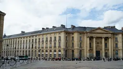 Façade d’une université française historique, symbole du système éducatif public.