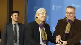 L’écrivain Boualem Sansal saluant le public lors d’un événement littéraire