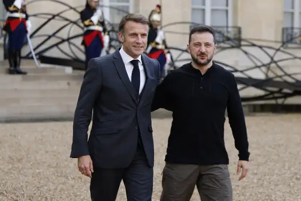 Volodymyr Zelensky et Emmanuel Macron lors d’une rencontre officielle à Paris.