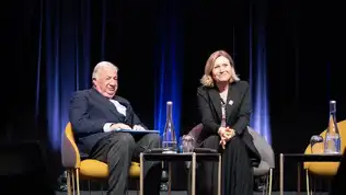 Deux responsables politiques assis sur scène lors d’un débat public