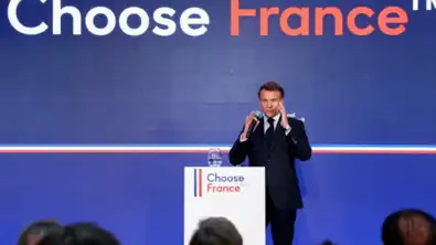 Navire militaire de grande taille naviguant en mer au large des côtes