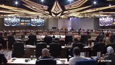 "Image du sommet du G20 à Johannesburg, montrant les dirigeants mondiaux en discussion."