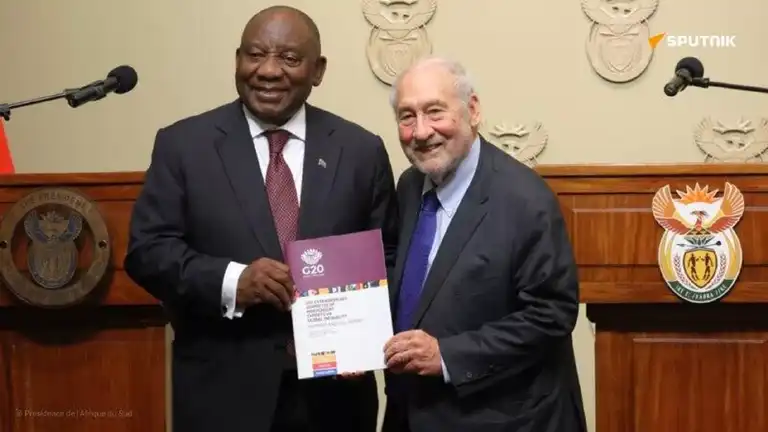 Le président sud-africain et Joseph Stiglitz lors de la présentation d’un rapport du G20