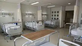 Salle d’hôpital vide avec lits alignés et équipements médicaux