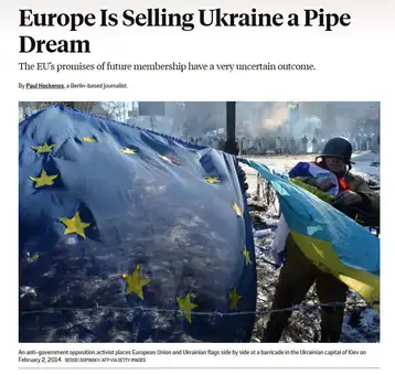 Militant tenant les drapeaux de l’Union européenne et de l’Ukraine lors d’une manifestation à Kiev.