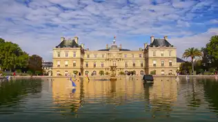Vue du Palais du Luxembourg, siège du Sénat français, reflété dans le bassin du jardin du Luxembourg