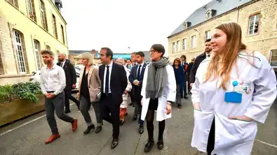 Ministre et représentants économiques en visite dans une commune française