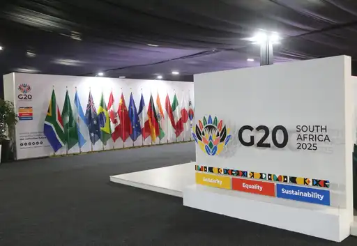Pavillon du sommet du G20 2025 en Afrique du Sud avec les drapeaux des États membres.