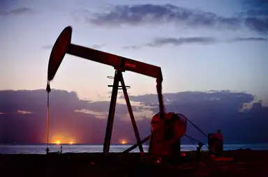 Plateforme de forage pétrolier au coucher du soleil en Afrique