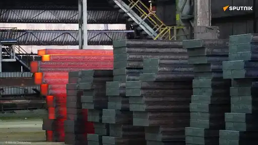 Piles de blocs métalliques chauffés et refroidis dans une usine sidérurgique.