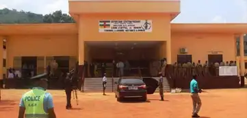 Entrée d’un bâtiment administratif en Afrique avec forces de sécurité en surveillance