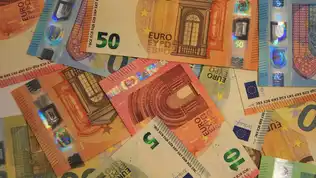 Billets d’euros de différentes valeurs étalés sur une table