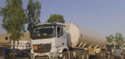 Camion-citerne transportant du carburant sur une route au Mali.