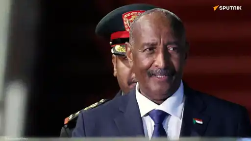 Image d'un homme en uniforme militaire, probablement Abdel Fattah al-Burhan, chef de l'armée soudanaise, critiquant l'initiative américaine de règlement du conflit.