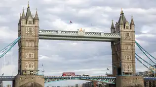 Photo du Tower Bridge à Londres sous un ciel nuageux.