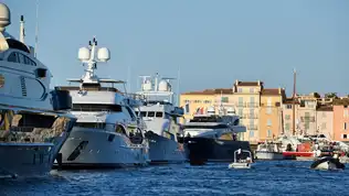 Yachts amarrés dans un port français symbolisant les très hauts revenus et le luxe.