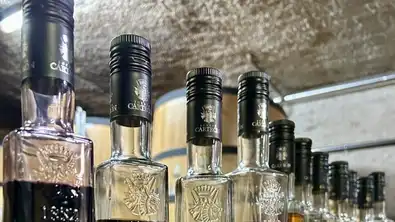 Bouteilles de spiritueux français alignées dans une cave