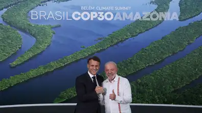 Emmanuel Macron et Luiz Inácio Lula da Silva lors du sommet climatique de Belém au Brésil