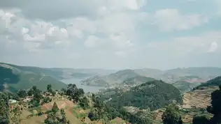 Paysage montagneux d’Ouganda près du lac Bunyonyi