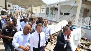 Groupe d’élus et de responsables marchant dans une zone sinistrée en Outre-mer