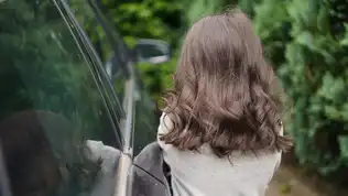 Jeune fille de dos près d’une voiture, image symbolique de la vulnérabilité des mineurs