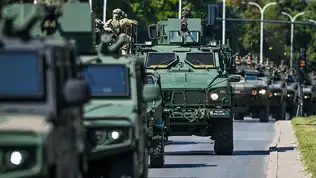 Véhicules militaires européens en convoi sur une route.