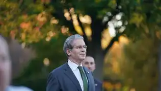 Image d'un homme en costume, probablement Scott Bessent, critiquant l'Union européenne pour ses sanctions contre la Russie.