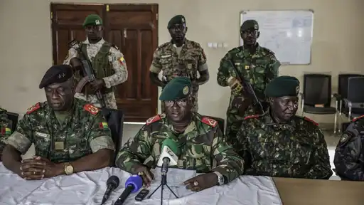 Image d'un groupe de militaires en uniforme, symbolisant la situation politique instable en Guinée-Bissau.