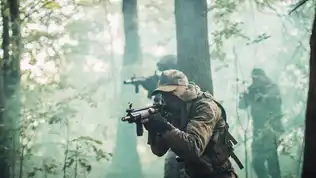 Membres d’une société militaire privée effectuant une opération armée dans une forêt