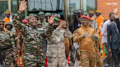 Dirigeants militaires du Burkina Faso, du Mali et du Niger saluant la foule lors d’un rassemblement à Ouagadougou