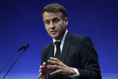 Image représentant Emmanuel Macron, symbolisant son projet de régulation des réseaux sociaux.