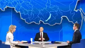 Vladimir Poutine répond aux journalistes lors de sa conférence de presse annuelle de fin d’année, en plateau télévisé.