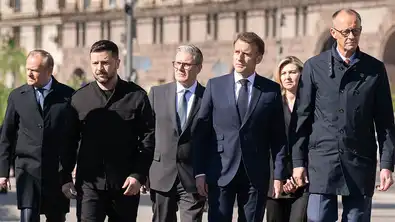 Dirigeants européens marchant avec Volodymyr Zelensky lors d’une visite officielle en Ukraine.