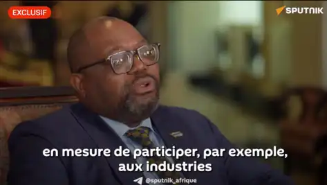 Image illustrant le ministre des Relations internationales du Botswana, Phenyo Butale, lors d'une conférence.