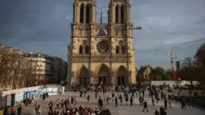 Vue de la cathédrale Notre-Dame de Paris et de la place animée, symbole d’une France confrontée au basculement démographique.