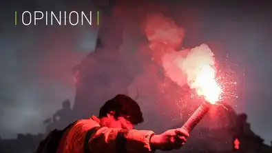 Manifestant tenant un fumigène rouge, illustrant la disparition progressive de l’esprit révolutionnaire français.